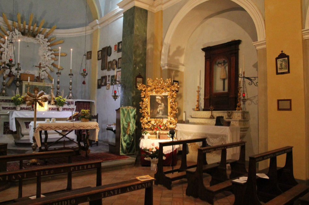 L'altare e la Madonna dell'Addolorata. Gli interni della Chiesa.